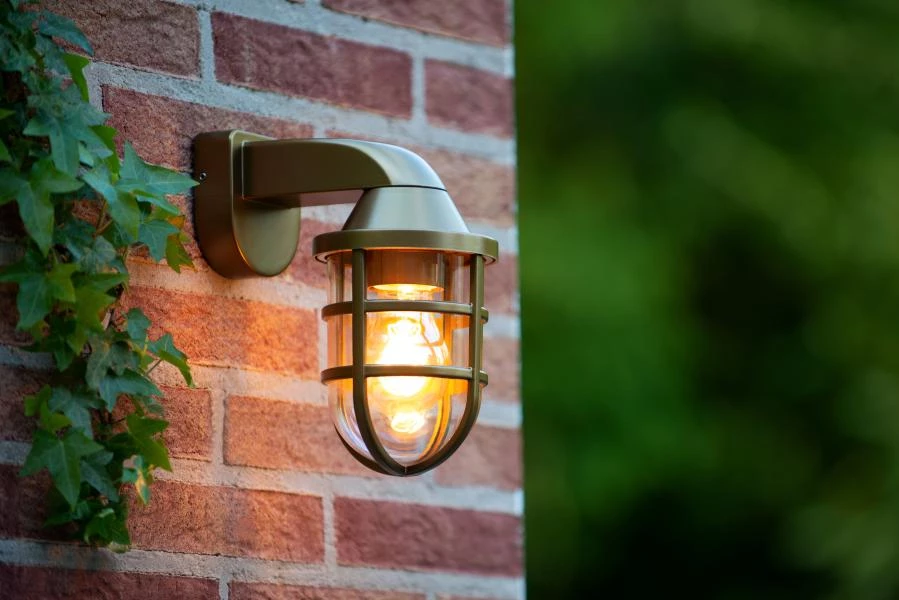 Lucide LEWIS - Wandlamp Buiten - 1xE27 - IP44 - Mat Goud / Messing - sfeer 1